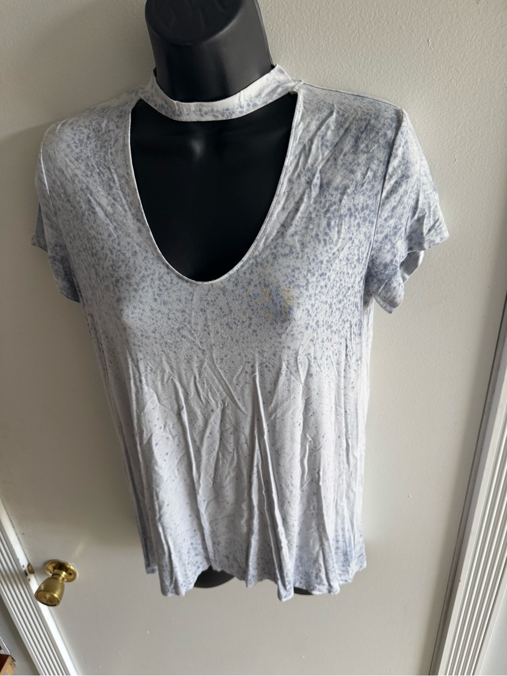 American Eagle Outfitters Light Gray Speckle Choker Cutout V-Neck Tee